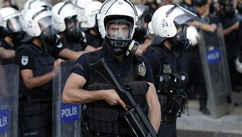A­v­r­u­p­a­ ­P­o­l­i­s­e­ ­A­ş­ı­r­ı­ ­Y­e­t­k­i­d­e­n­ ­K­a­y­g­ı­l­ı­